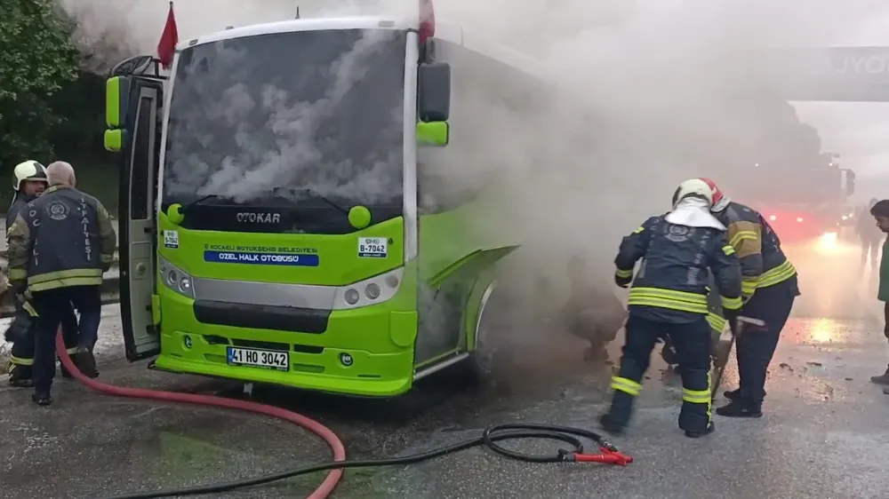 Özel halk otobüsünden yükselen dumanlar korkuya sebep oldu