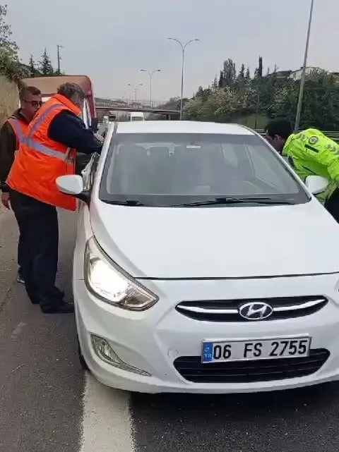TEM Otoyolu’nda araçta hareketsiz yatan şahıs polisi harekete geçirdi