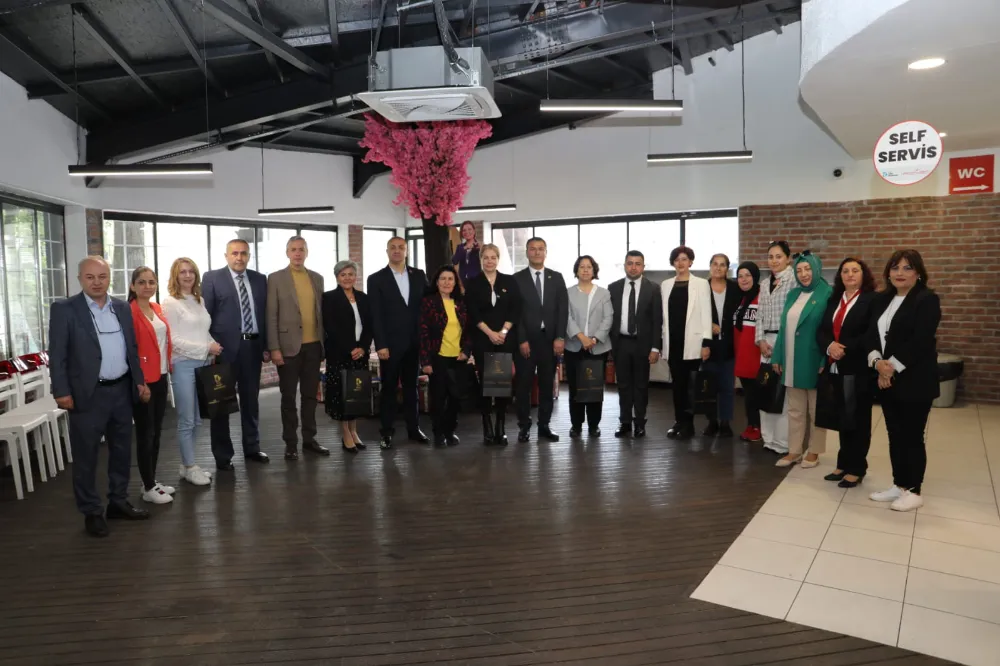 İzmit Belediyesi, Anneler Günü’nde   kadın muhtarları unutmadı