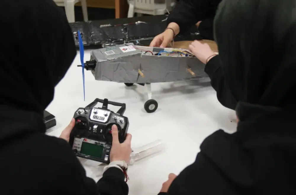 Lise öğrencileri yapay zekayla çok amaçlı İHA üretti