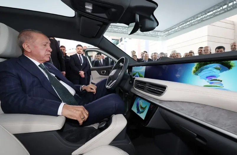 Cumhurbaşkanı Erdoğan, Togg’un yeni modeli T10F’i inceledi