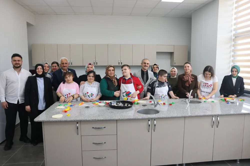 Engelsiz yürekler, annelerine elleriyle kurabiye yaptı