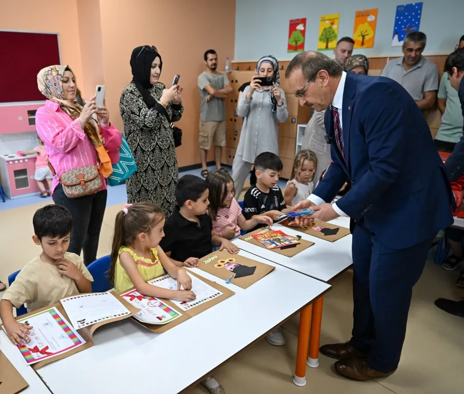 Öğrenciler Karnelerini Vali Yavuz’un Elinden Aldılar