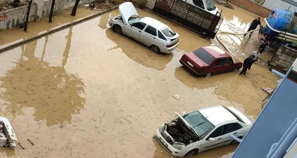 Çayırova’da yollar göle döndü, evleri su bastı
