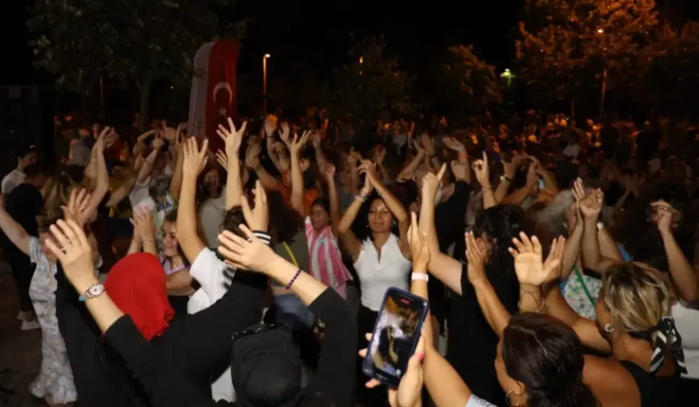 İzmit Yaz Akşamları: 80’ler ve 90’lar Şarkılarıyla Renklendi