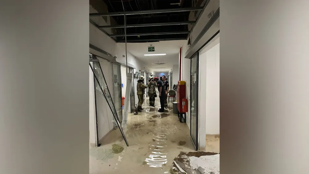 Hastanenin yeni doğan ünitesinde tavan çöktü! 8 bebek tahliye edildi