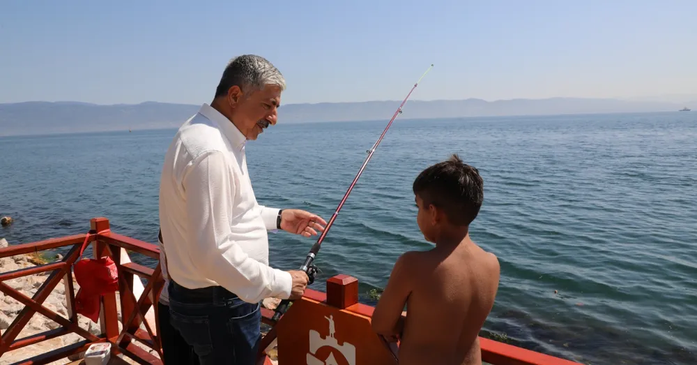 Başkan Ömeroğlu Tavşancıl Sahilinde Vatandaşlarla