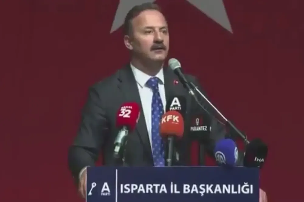 Kürsüde depreme yakalanan Yavuz Ağıralioğlu