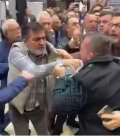 CHP Kocaeli Kongresi’nde ortalık karıştı! Gazeteci Erdal Sertel darp edildi