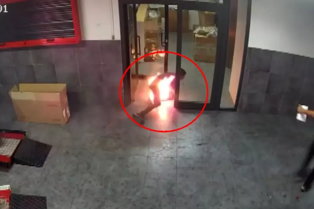 16 yaşındaki çocuk, 15 yaşındaki iş arkadaşını ateşe verdi