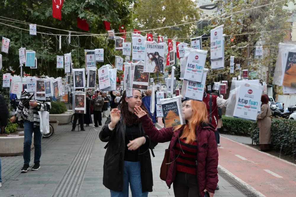 Kocaeli’de gelenek bozulmadı, kitaplar yine ilk ağaçlarda açtı!