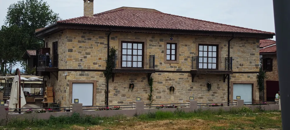 Doğal Yaşama Dönüş: Taş Ev