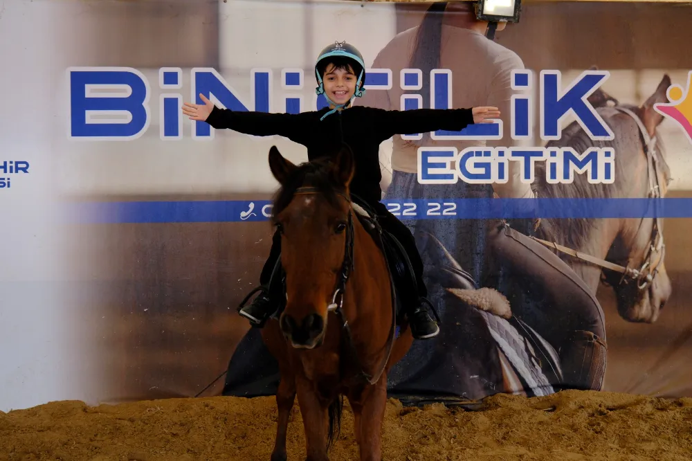 Ara tatili at üstünde geçirdiler