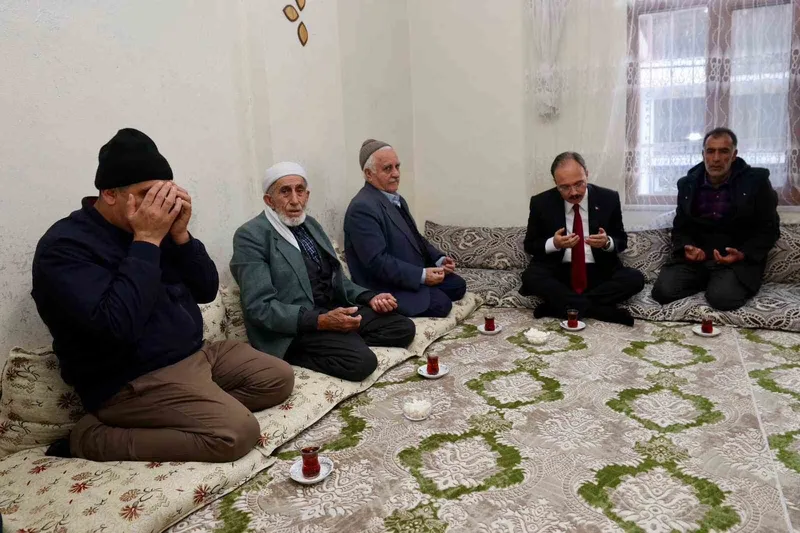 Vali Kızılkaya kazada hayatını kaybeden vatandaşın ailesiyle görüştü
