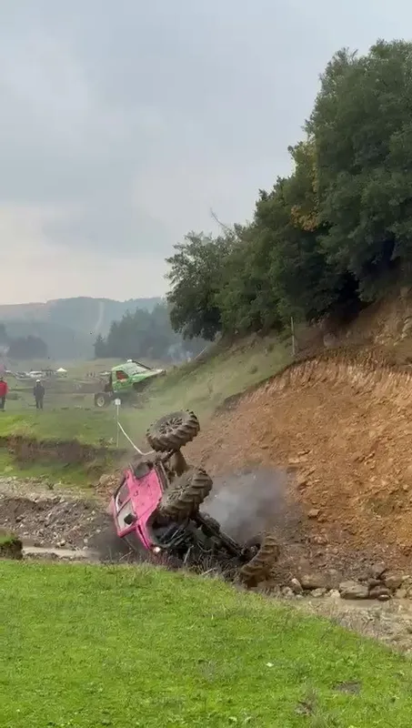 Off-road yarışında kontrolden çıkan araç böyle takla attı
