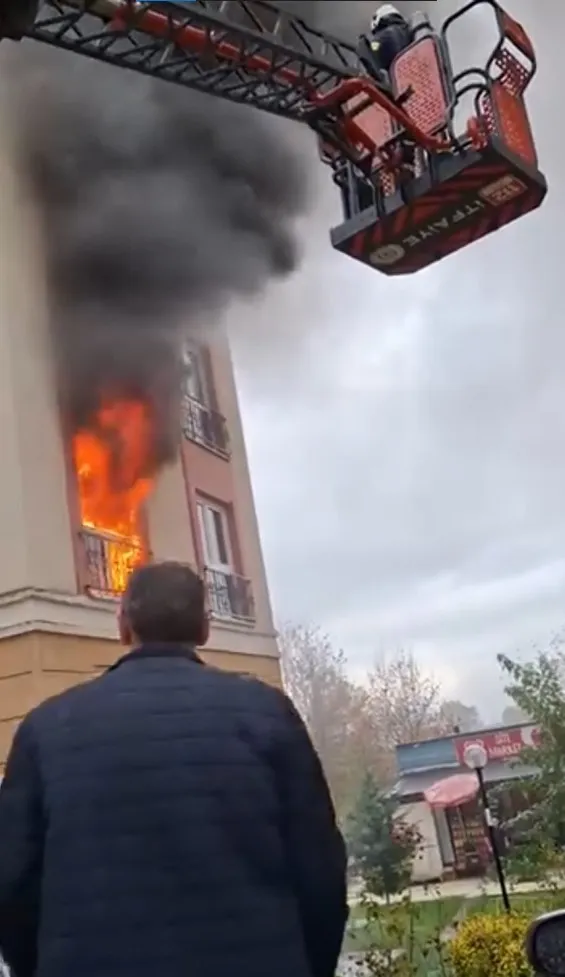  İtfaiye eri, oksijen maskesini vatandaşa verip hayatını kurtardı