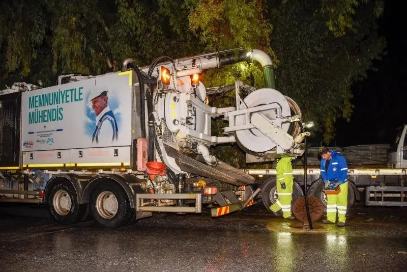 Mersin Büyükşehir Belediyesi ve MESKİ ekipleri gece boyunca görev yaptı
