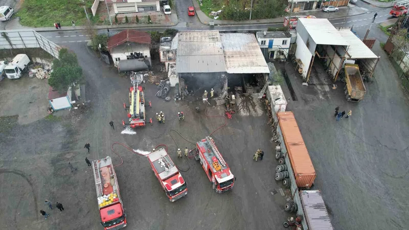 Arnavutköy’de tır tamirhanesinde korkutan yangın
