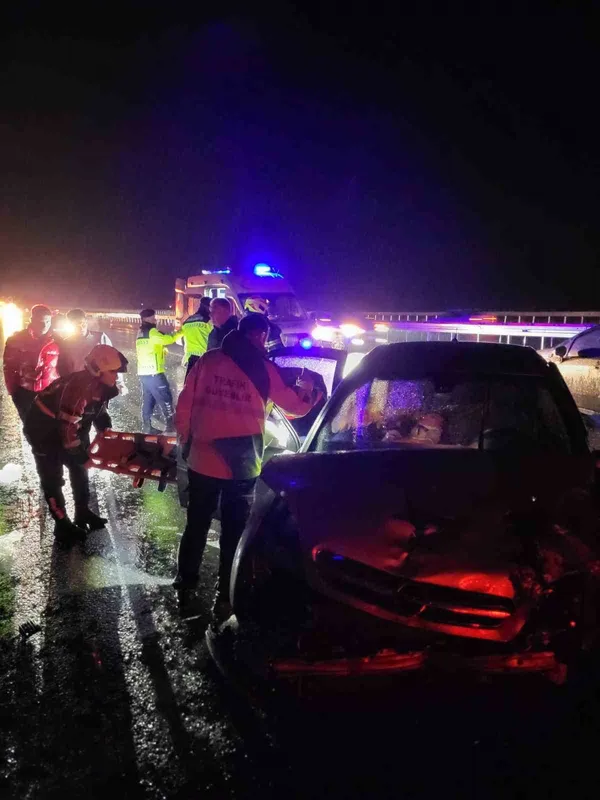 Bariyere vurup savrulan araca çarptı: 4 yaralı
