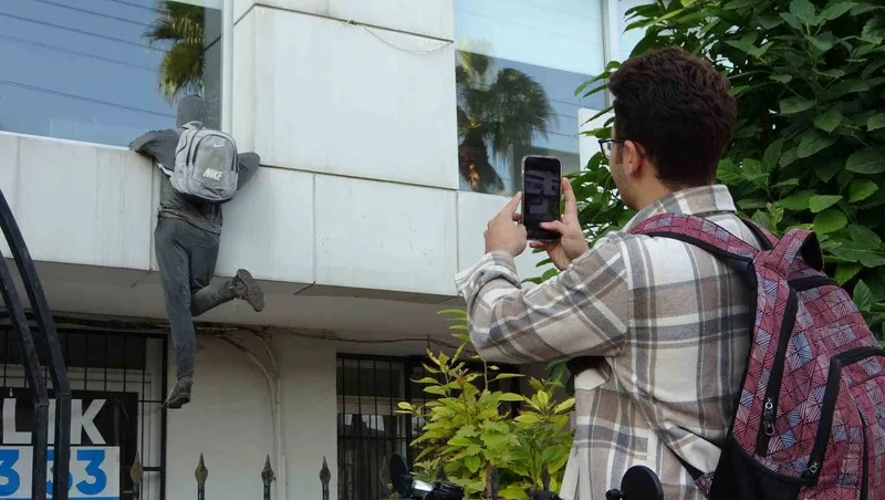 Penceredeki cansız manken ‘hırsız’ı görenler, polisi arıyor, taş atıyor

