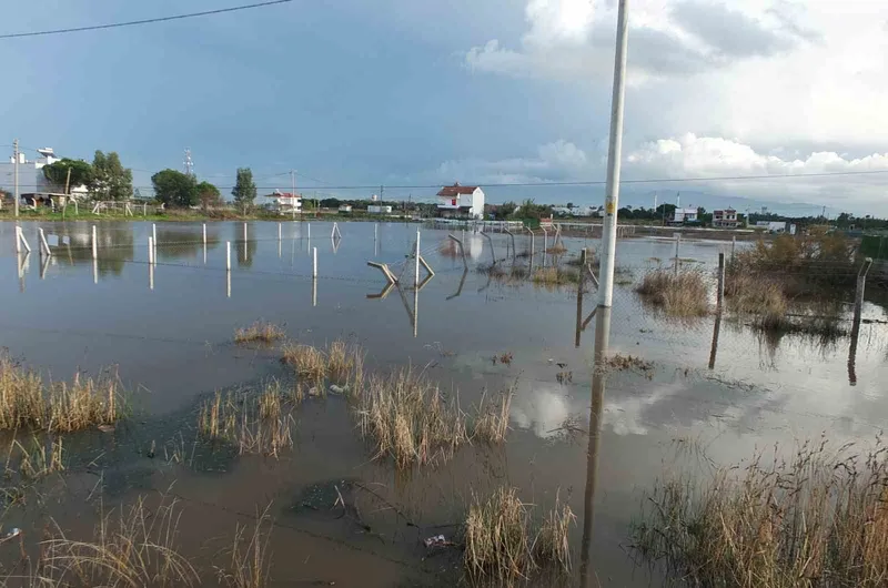 Burhaniye de yazlıklar su altında kaldı
