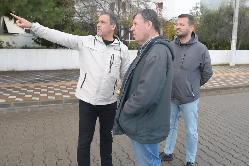 Burhaniye de çöken kanalizasyon borusu yol kapattırdı
