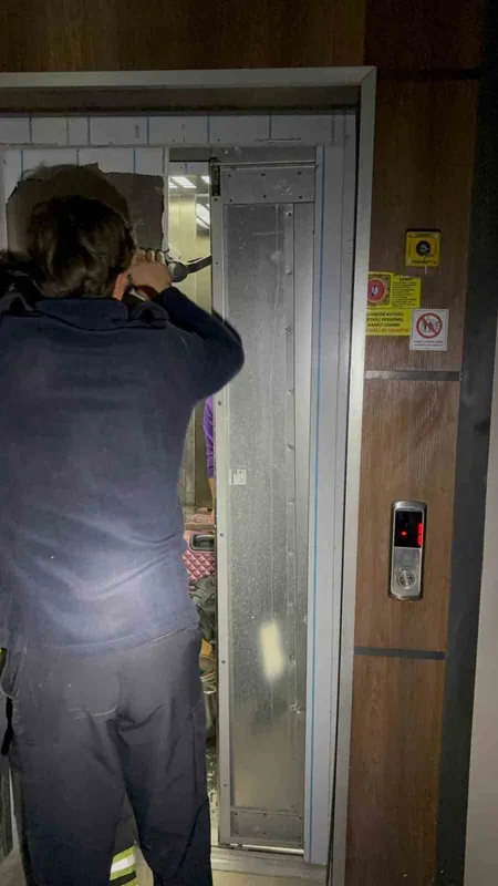 Asansörde mahsur kalan vatandaşları itfaiye kurtardı
