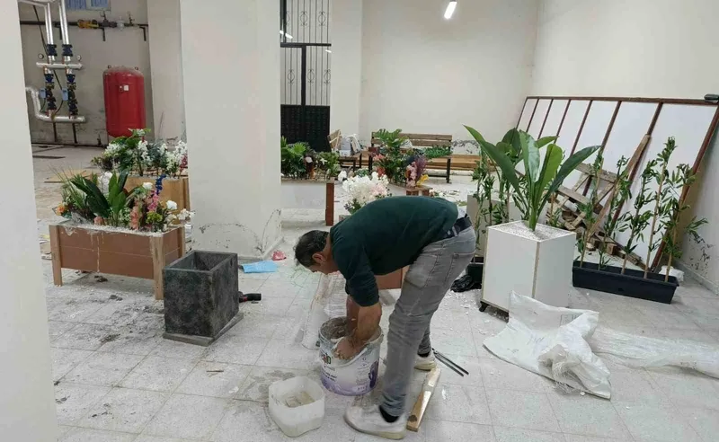 Atık malzemelerle okulu süslüyor
