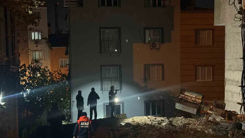 Manisa’da çatlak oluşan iki bina tahliye edildi
