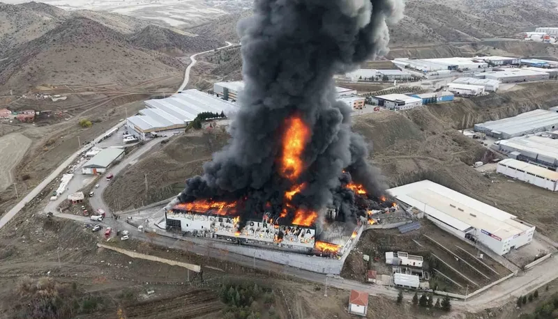 Kırıkkale’deki kimya fabrikasındaki yangına müdahale sürüyor
