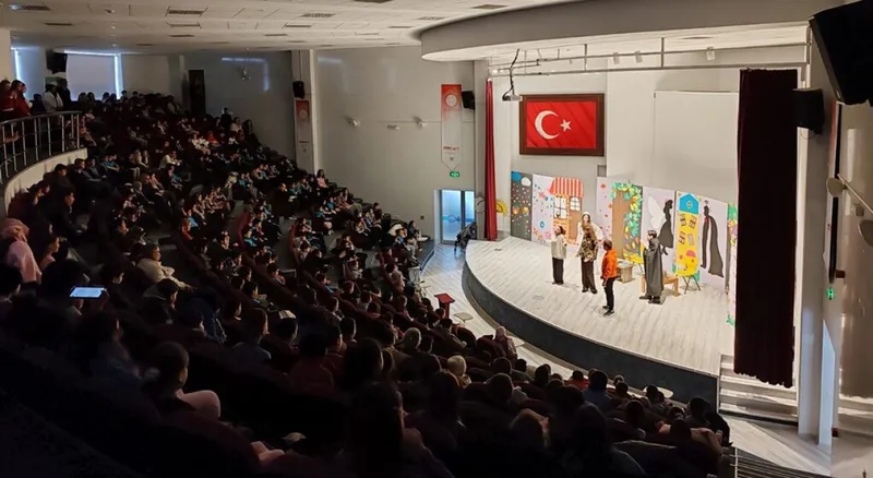 DPÜ Eğitim Fakültesi öğrencilerinden beğeni toplayan tiyatro gösterimi
