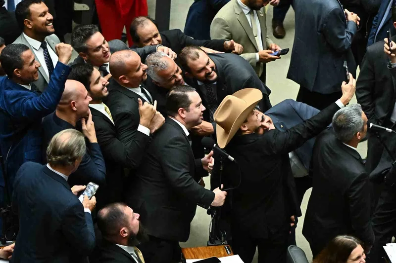 Brezilya’da darbe teşebbüsü suçundan hapis yatan Bolsonaro’nun ceza süresini düşüren tasarı onaylandı
