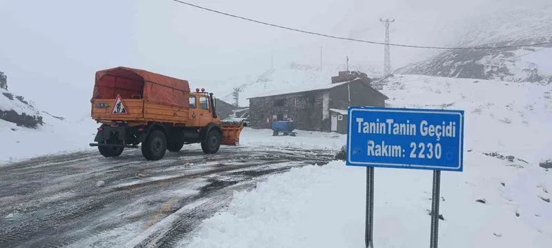 Şırnak’ta karlı yollar açılıyor
