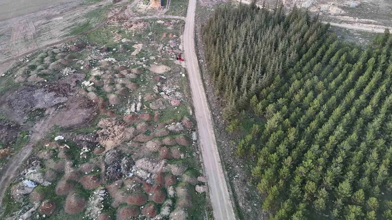 Eskişehir’de tezat görüntü: Bir yanda yeşil ağaçlar, bir yanda çöp yığınları
