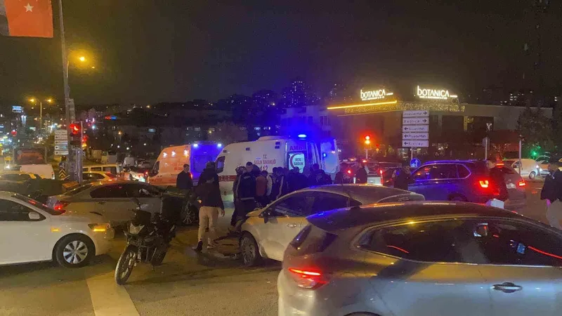 Işık ihlali yapan otomobil, iki motosiklete çarptı: 2 yaralı
