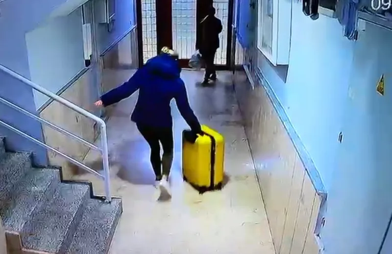 Güllü’nün kızının arkadaşı ile birlikte bavullarla binadan çıktığı anlara ilişkin görüntü ortaya çıktı
