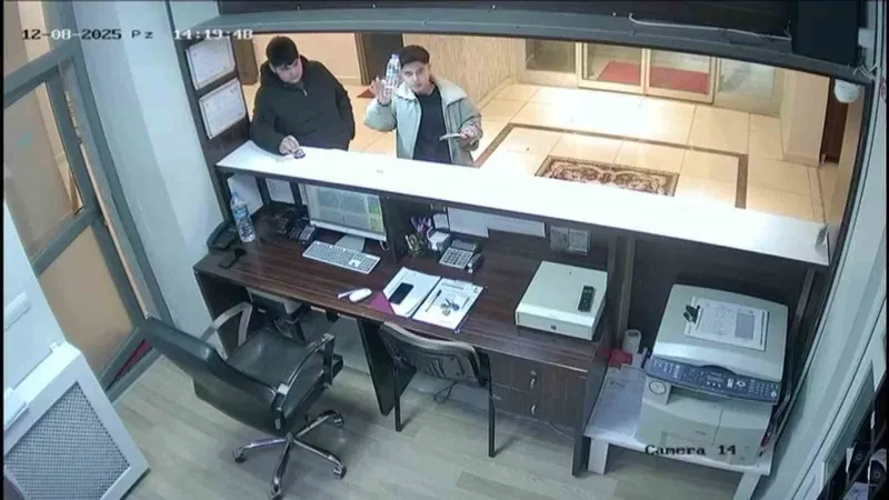 Çırak öğrencilerden örnek davranış: Aldıkları suyu kameraya gösterip parasını bıraktılar
