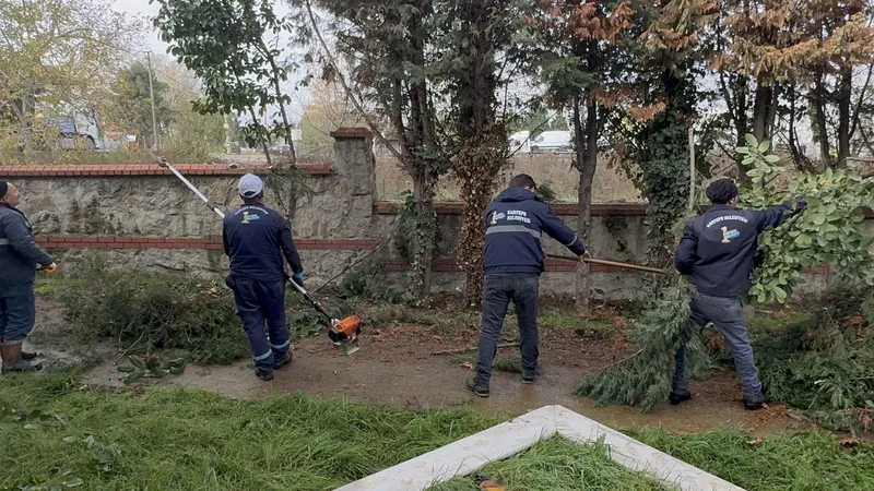Kartepe’deki mezarlıklarda bakım çalışması yapıldı
