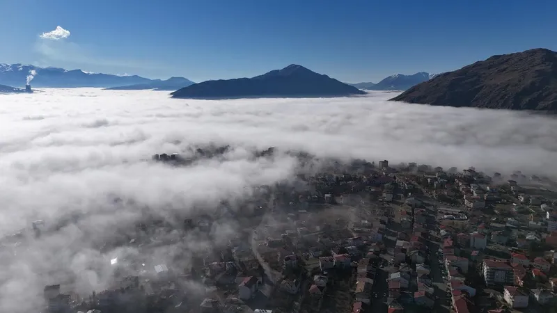 Sis kartpostallık görüntüler oluşturdu
