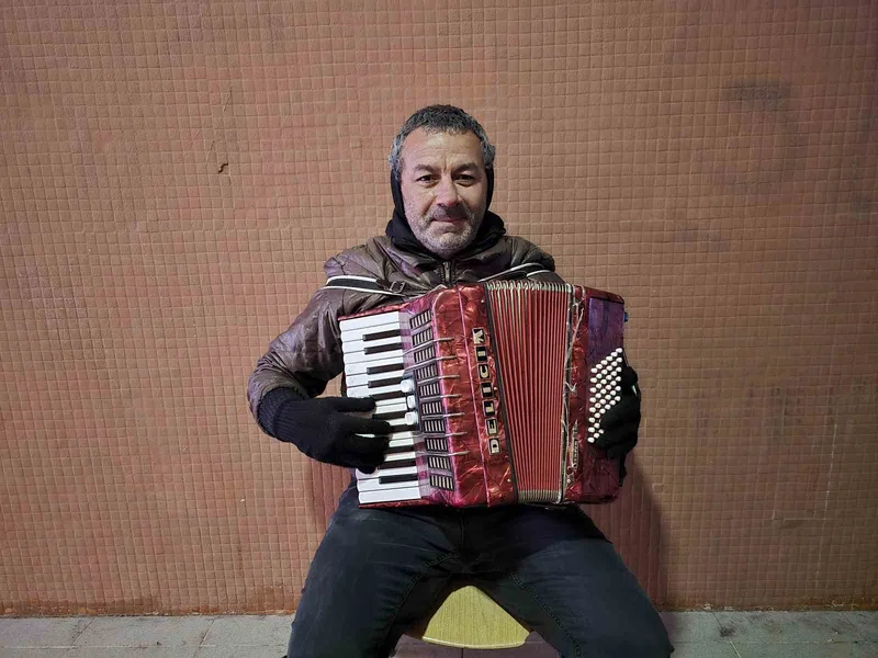 Yağmur, soğuk demeden enstrümanını çalıyor
