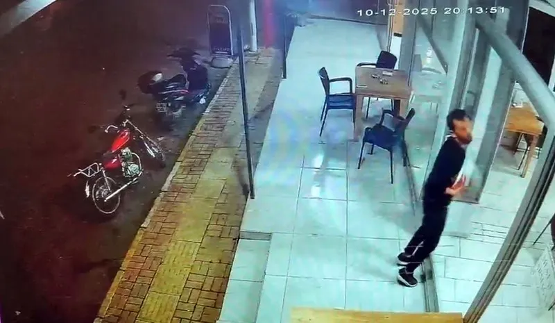 Kendi sildiği camı fark etmeyip yüzünü çarpan garson neye uğradığını şaşırdı
