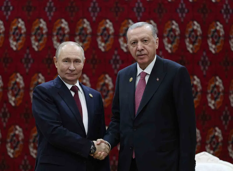 Cumhurbaşkanı Recep Tayyip Erdoğan ile Rusya Devlet Başkanı Vladimir Putin’in Aşkabat’taki görüşmesi başladı.

