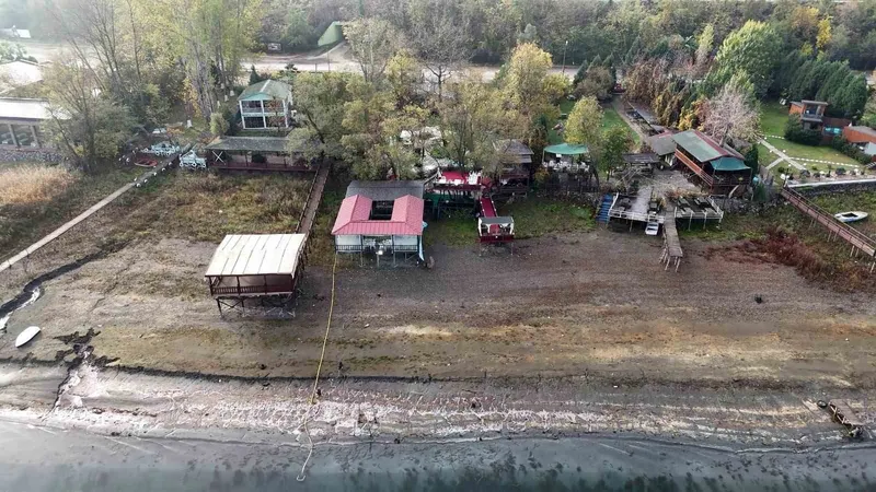 Sapanca Gölü’nde gizli borular, kesilen sazlıklar, işgal edilen kıyılar
