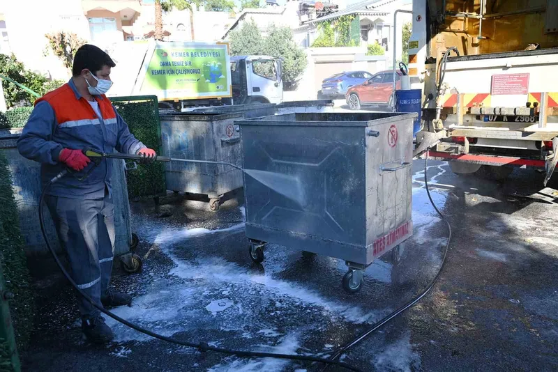 Kemer’de çöp konteynerleri dezenfekte ediliyor
