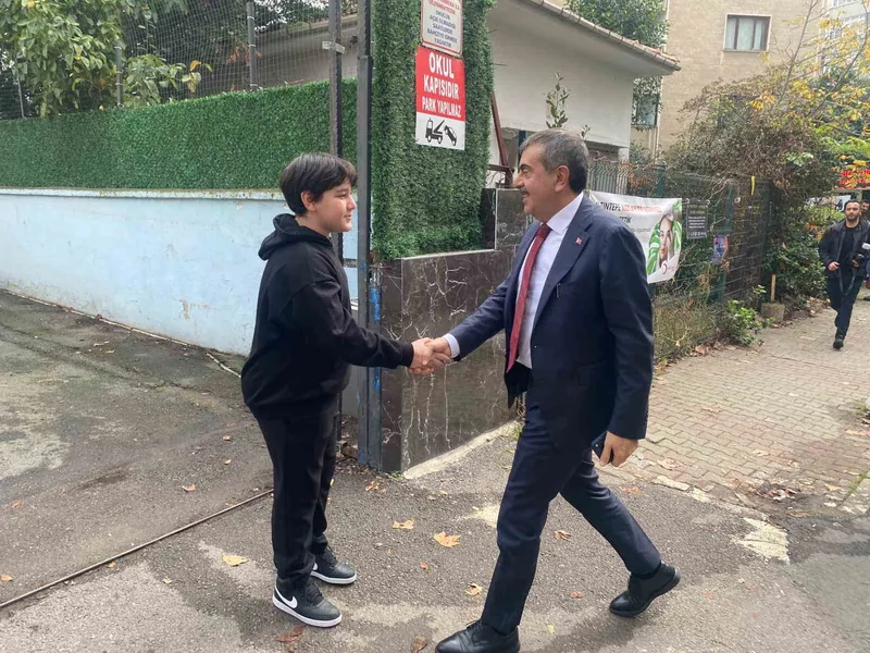 8’inci sınıf öğrencisinin davetine Bakan Tekin’den sürpriz ziyaret
