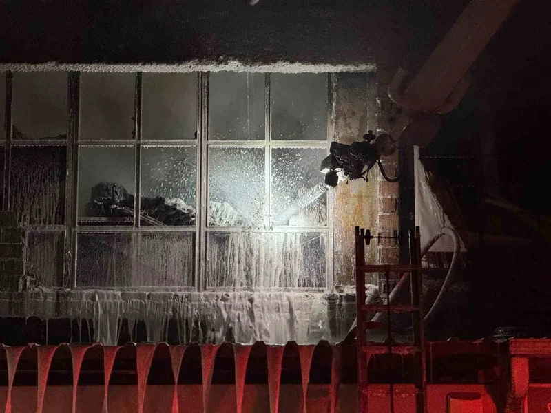 Hırdavat dükkanı alev topuna döndü, ekipler seferber oldu
