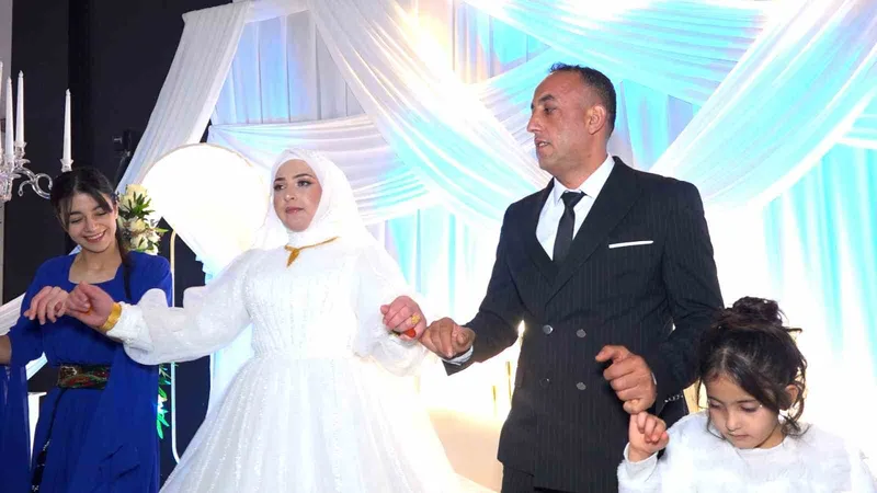 Kaçarak evlendiler, 14 yıl sonra rüya gibi bir düğünle hayallerini tamamladılar
