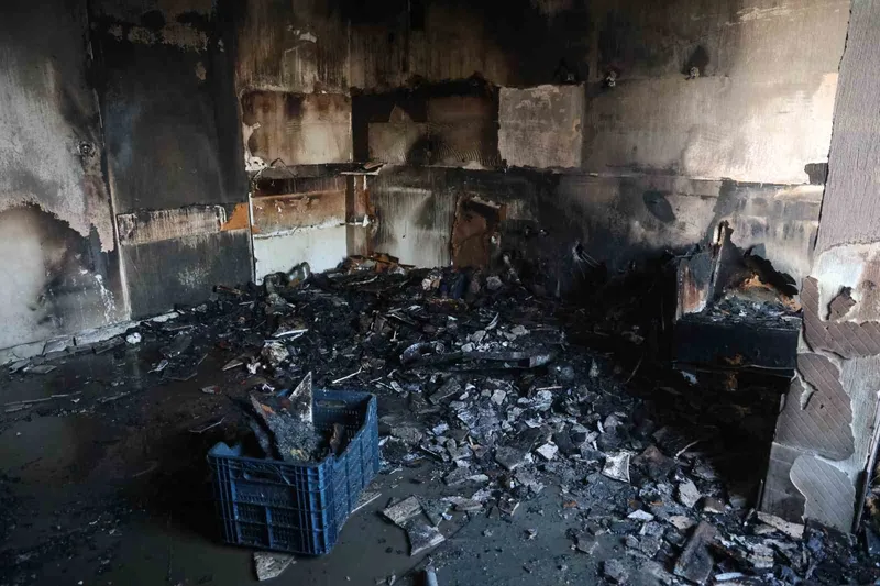 Ailecek gezmeye gitmişlerdi, eve geldiklerinde kullanılacak eşya kalmayan mutfakla karşılaştılar
