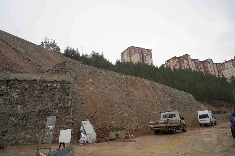 Heyelan sonrası yapılan istinat duvarlarında çatlaklar oluştu
