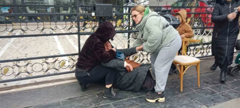 Kuyumcu mağdurlarının eyleminde yaşlı kadın fenalaştı
